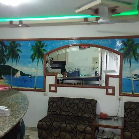 Hotel Decent Surat Dış mekan fotoğraf