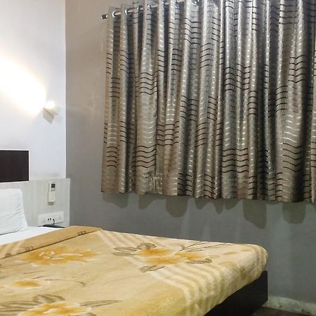 Hotel Decent Surat Dış mekan fotoğraf