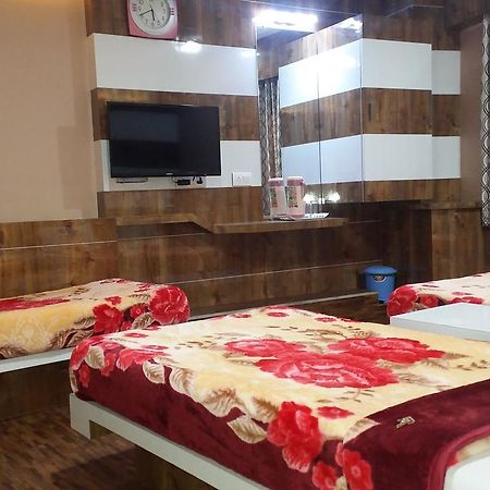 Hotel Decent Surat Dış mekan fotoğraf