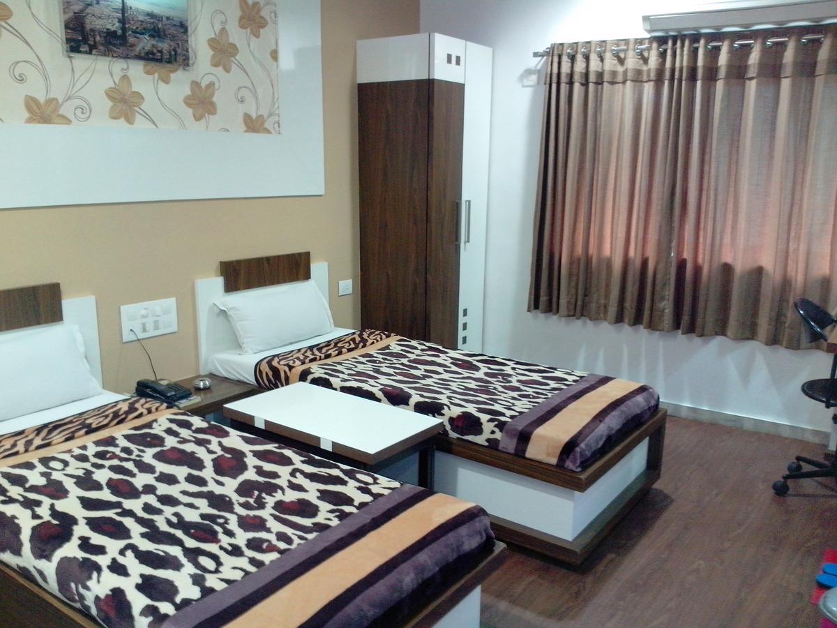 Hotel Decent Surat Oda fotoğraf