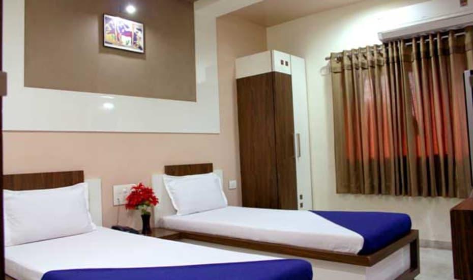 Hotel Decent Surat Dış mekan fotoğraf