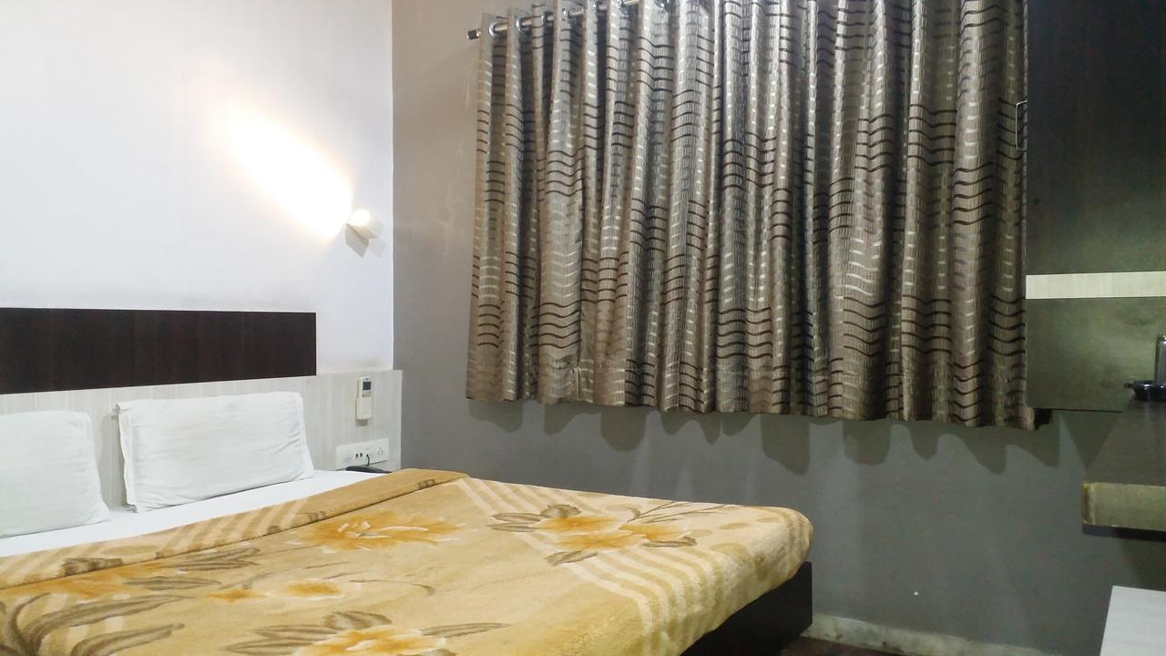 Hotel Decent Surat Dış mekan fotoğraf