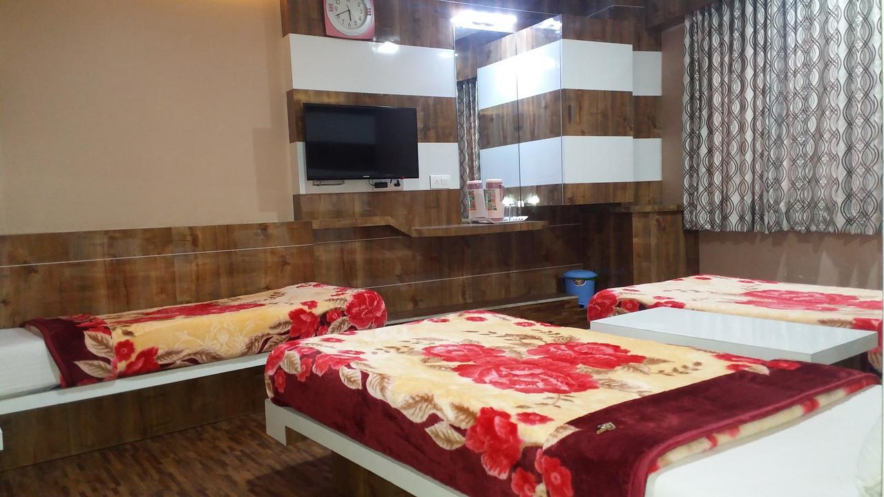 Hotel Decent Surat Dış mekan fotoğraf
