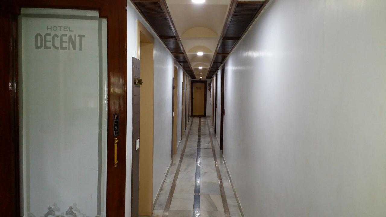 Hotel Decent Surat Dış mekan fotoğraf