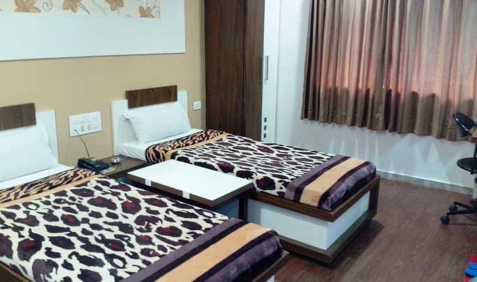 Hotel Decent Surat Dış mekan fotoğraf