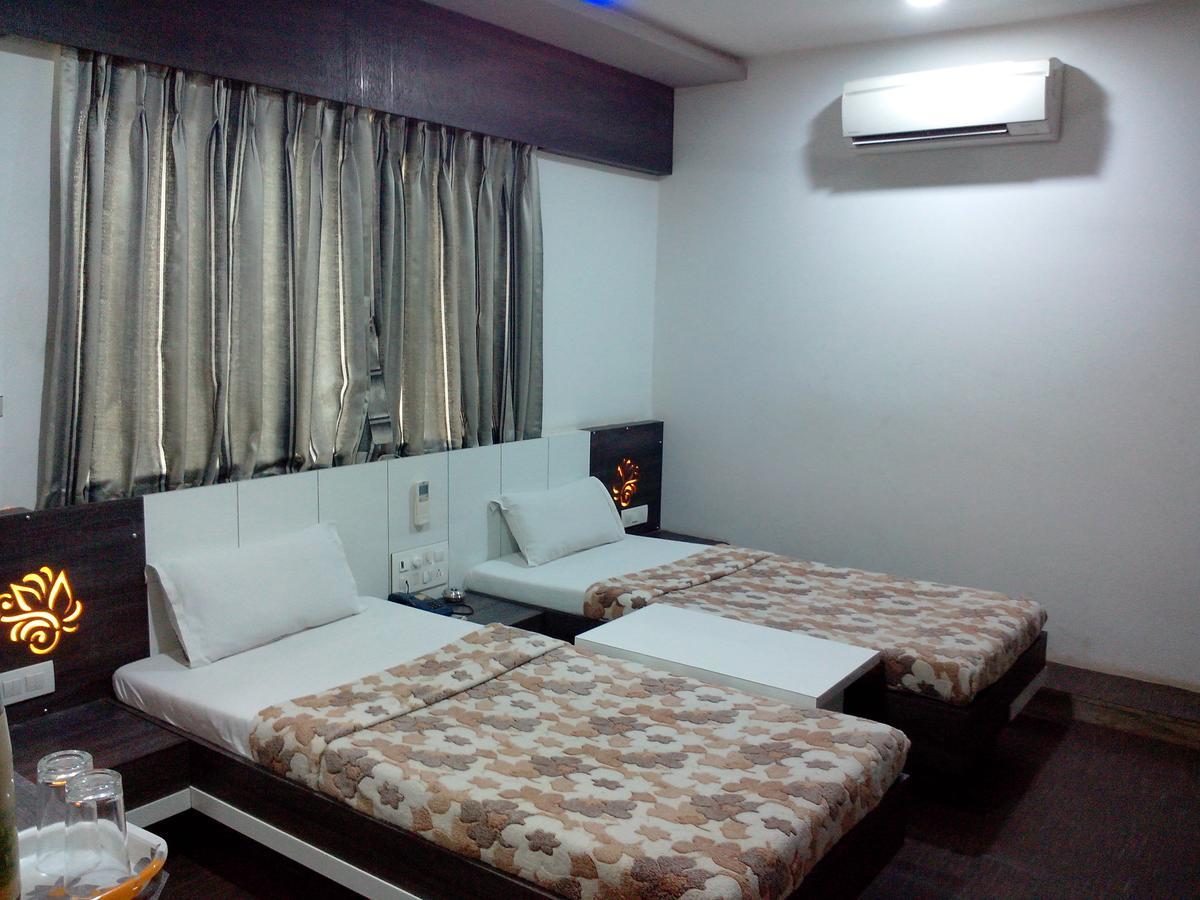 Hotel Decent Surat Dış mekan fotoğraf