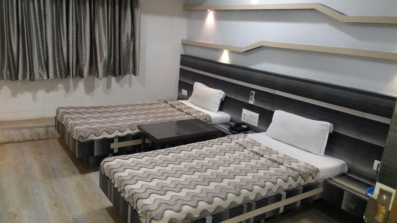 Hotel Decent Surat Dış mekan fotoğraf