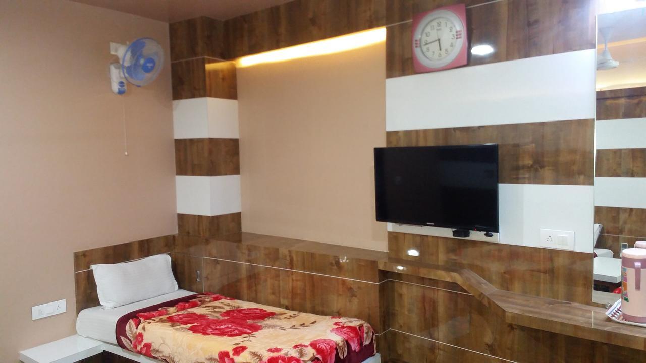 Hotel Decent Surat Dış mekan fotoğraf