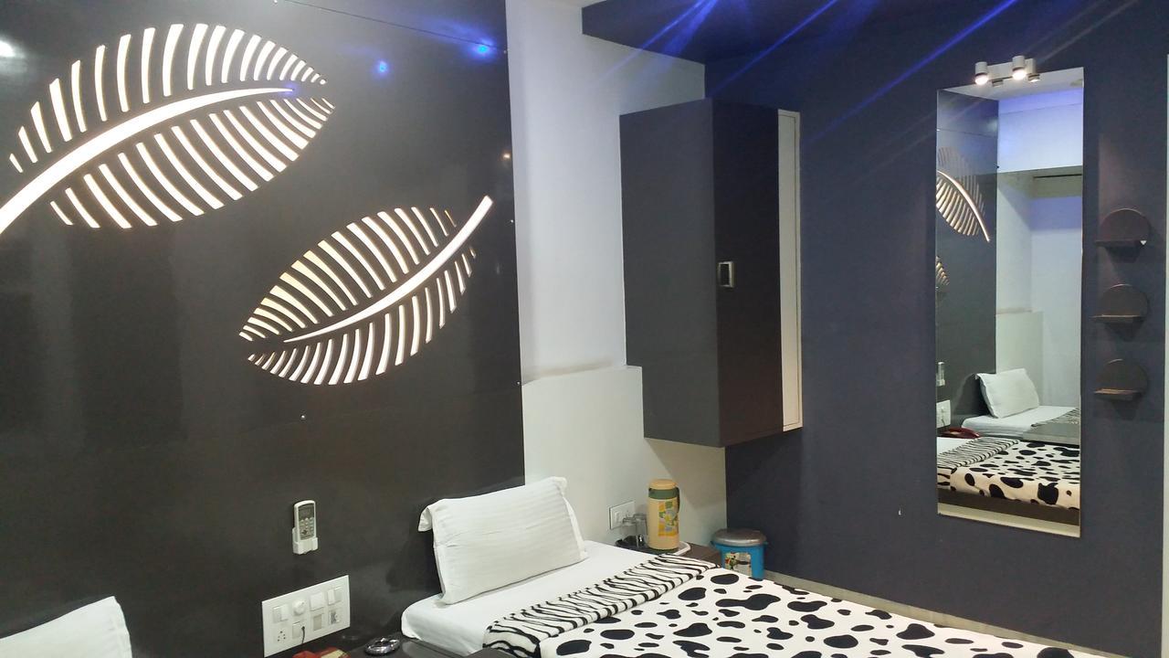 Hotel Decent Surat Dış mekan fotoğraf