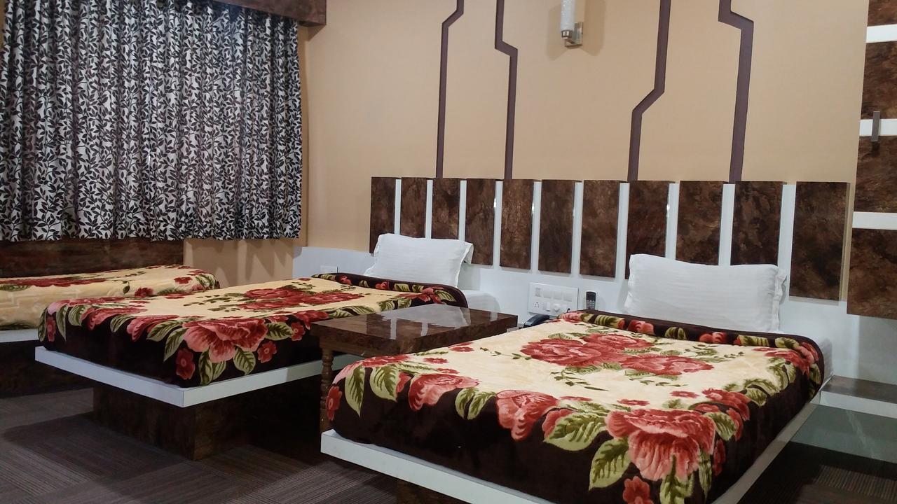 Hotel Decent Surat Dış mekan fotoğraf